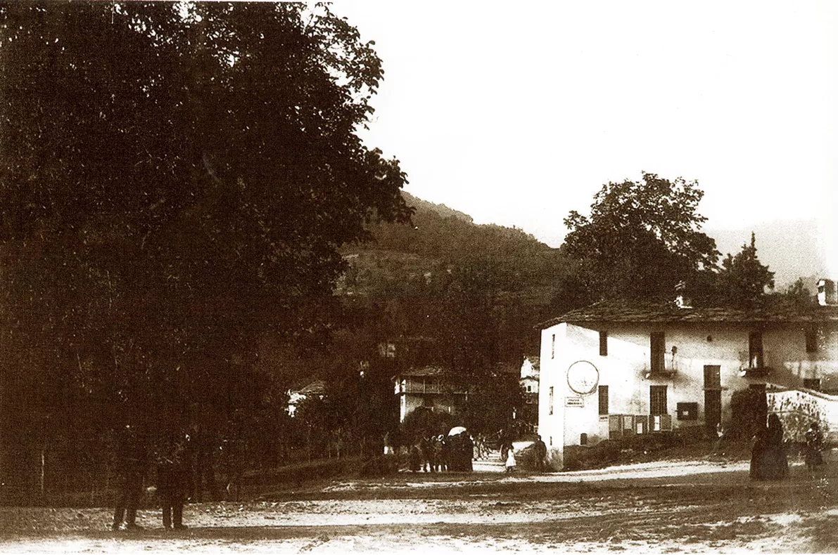 Coassolo 1897 - Antica farmacia vista dalla piazza