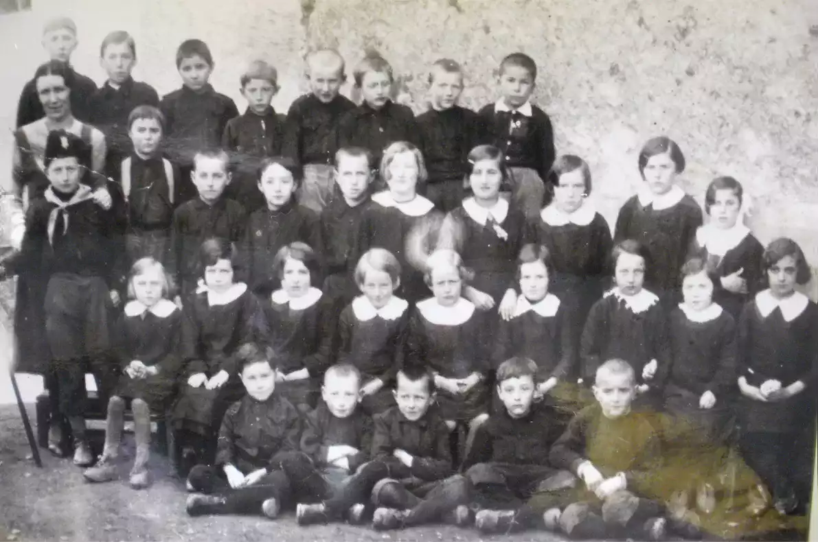 1924 - 1925, gli alunni della scuola elementare di San Pietro