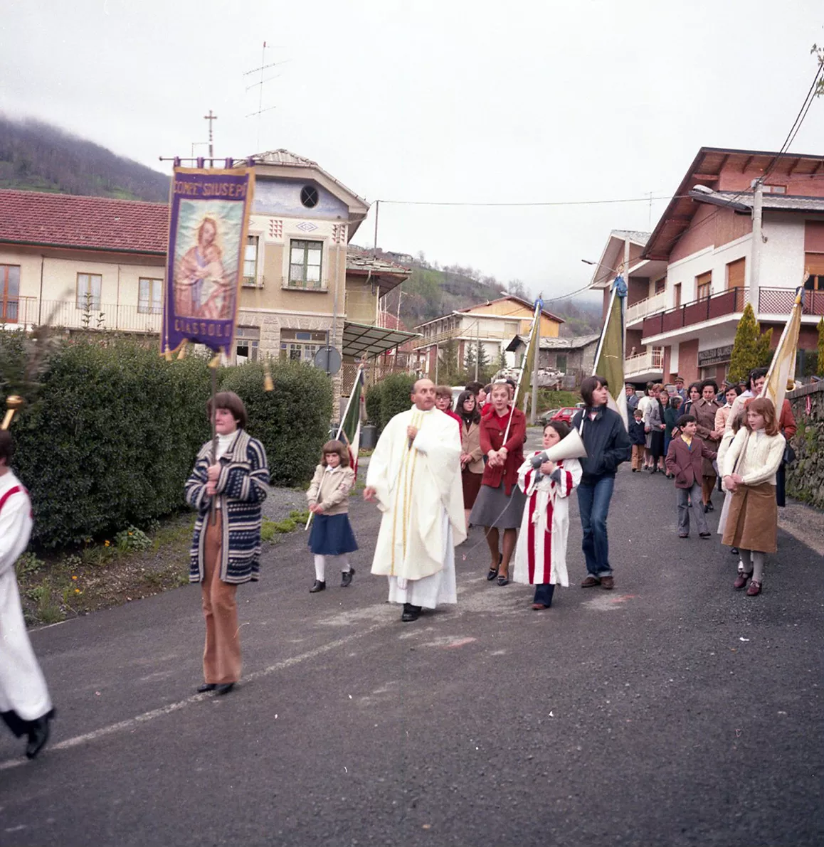 14 - Scolaresche e processioni, part. 5