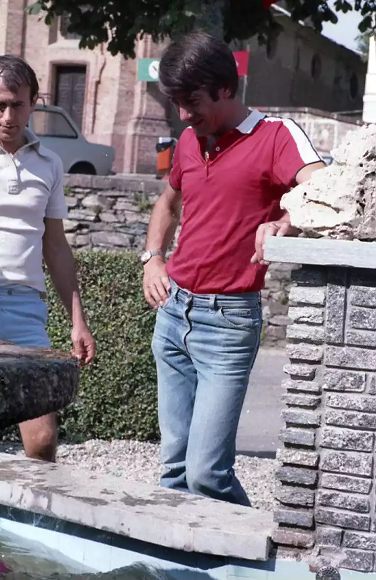 Ugo Spandre e Aldo Pogliano durante i lavori di costruzione della fontana dell'AV.IS. - Foto di G. Pedronetto