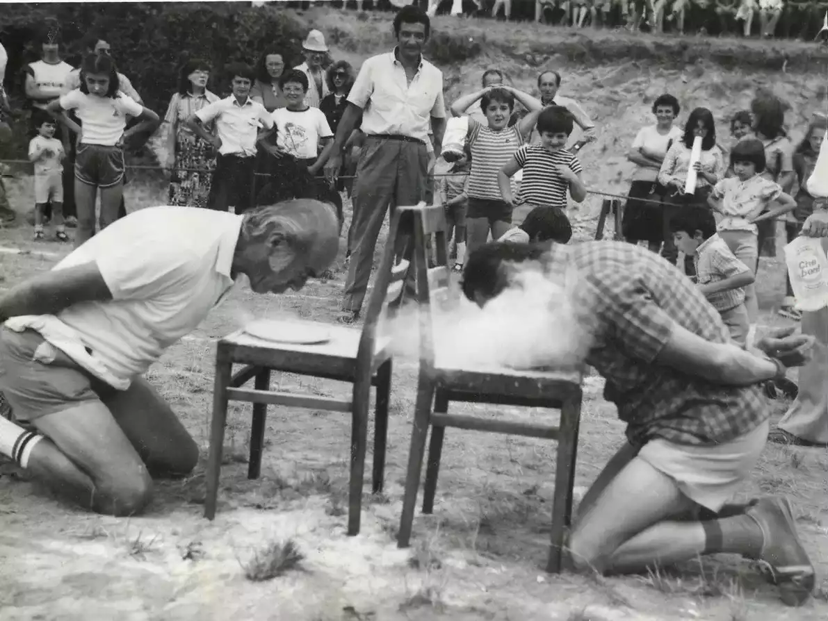 Giochi per grandi e piccini al campo sportivo. In primo piano Mario Giovine