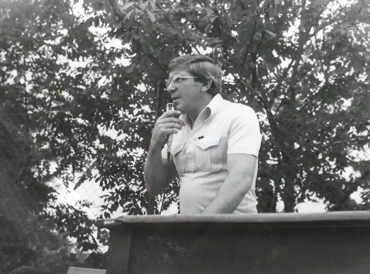 Paolo Picatti speaker nei giochi al campo sportivo