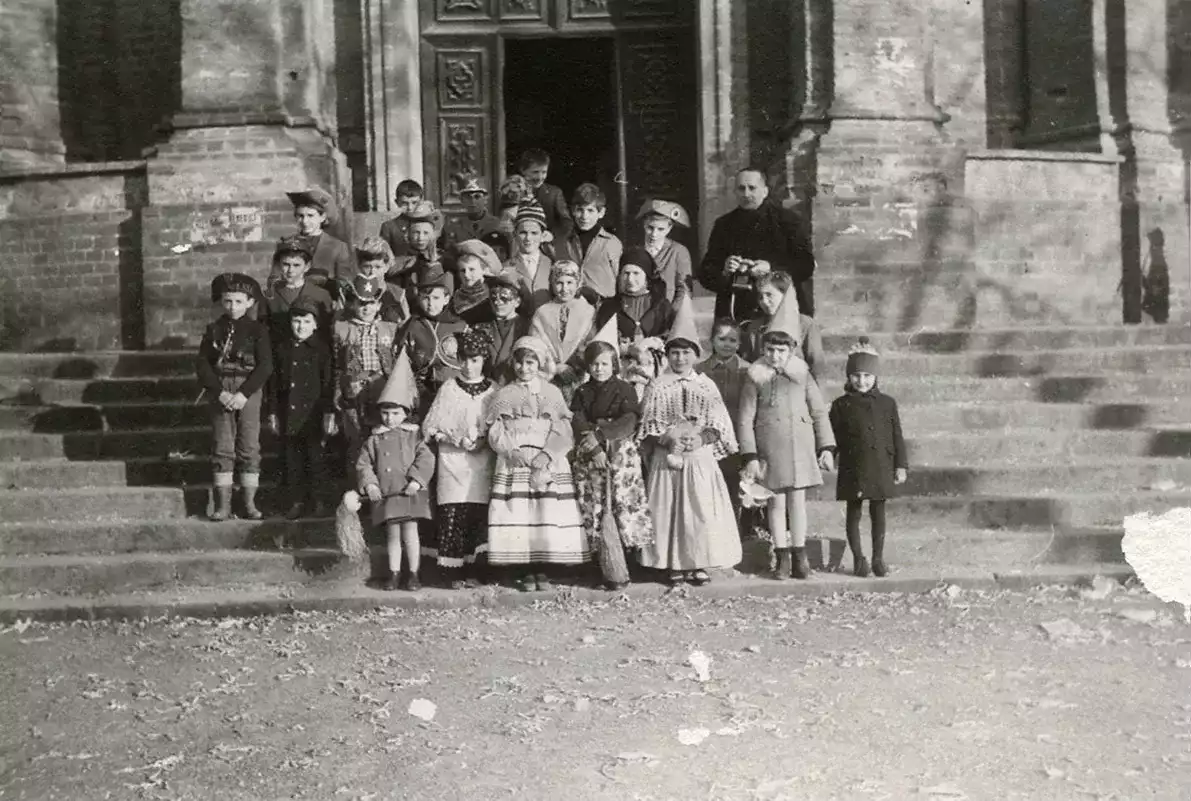 Scolaresca con costumi di carnevale davanti alla chiesa