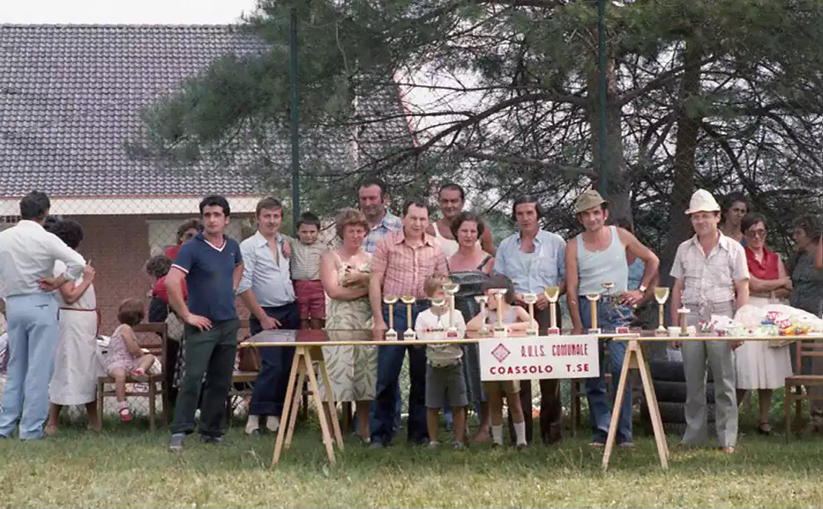 Foto di gruppo al campo sportivo