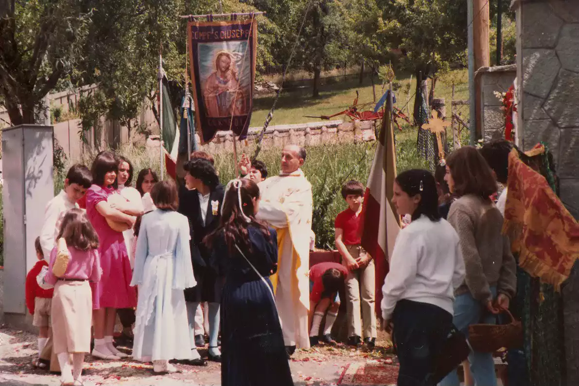 Processione davanti ad una cappella