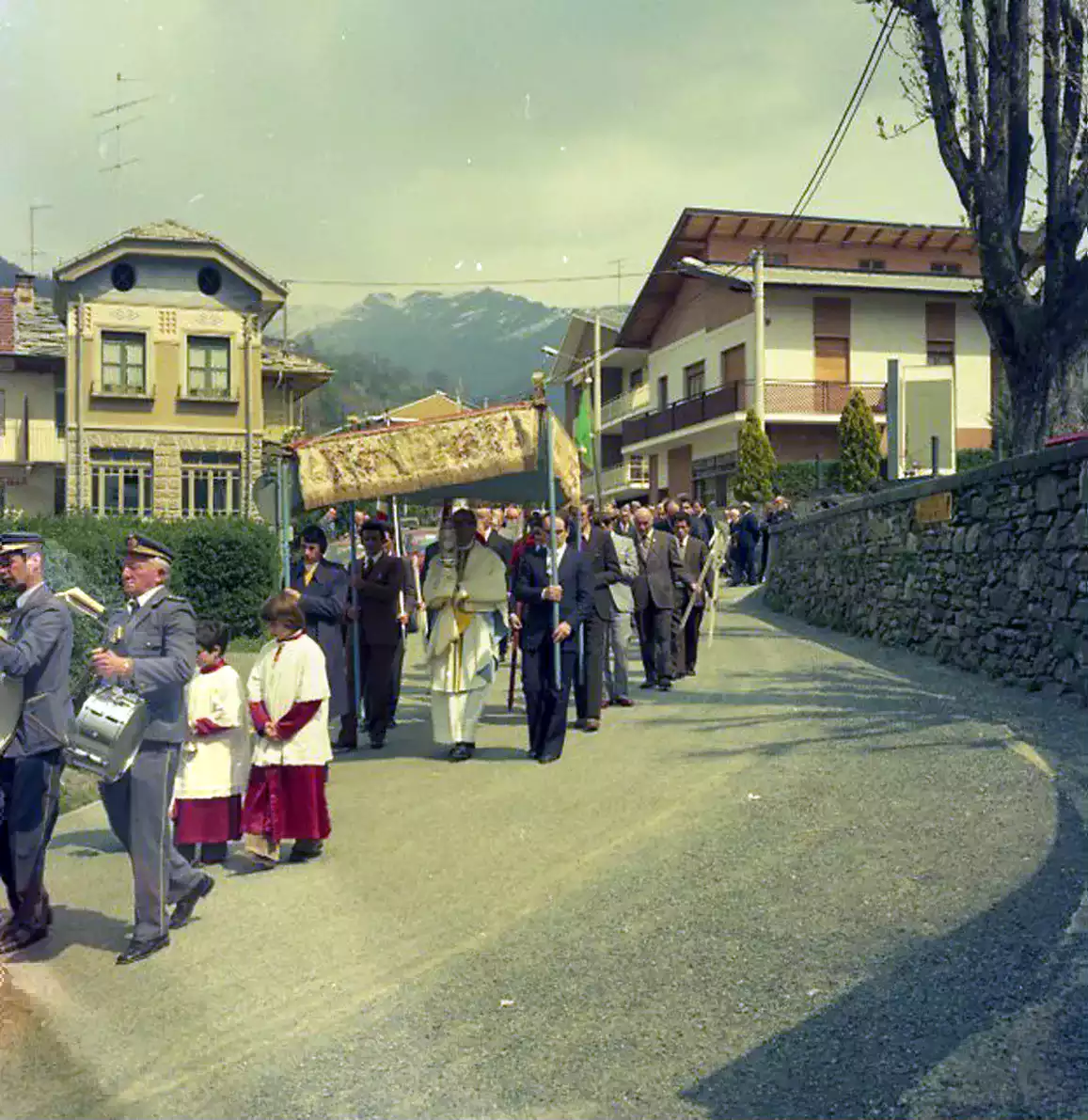 Processione con il baldacchino