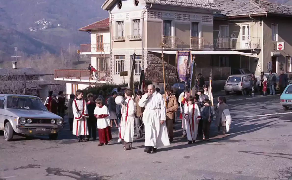 La processione arriva in piazza - Foto anni '70