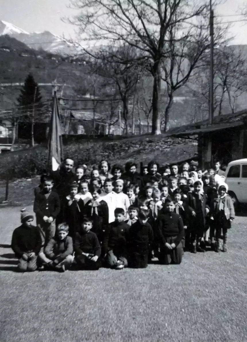 Scolaresca con il parroco sulla piazza - Probabile anni '60