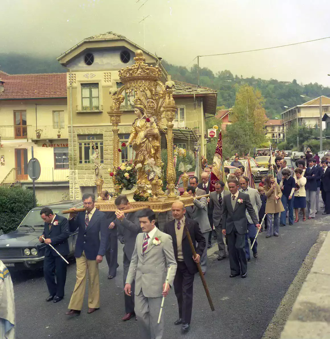Processione, statua della Madonna in primo piano