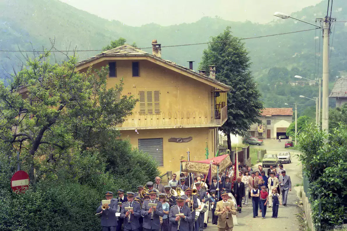 Banda musicale accompagna la processione