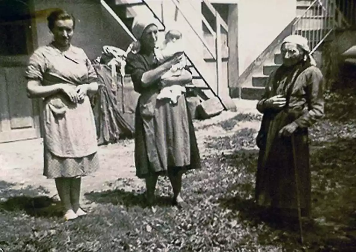 1958 - Da sinistra: Cecilia Magnetti, Angela Ubaudi con in braccio Giacomo Marietta e Marianna Berta