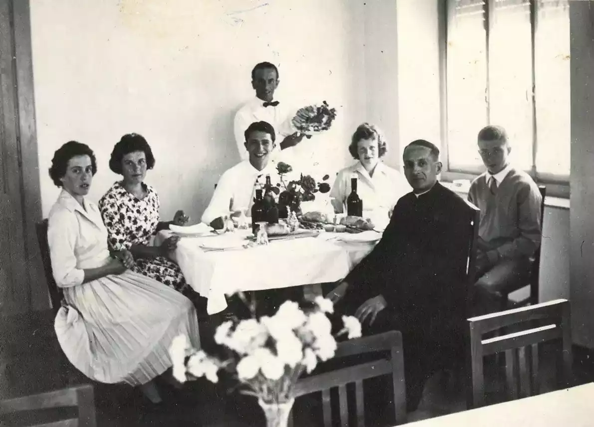 Priori all'albergo "Italia", da sinistra: Silvana Massa, Domenica Antonietti, Leonardo Favero Camp, il cameriere Mario Spandre, Nina Magnetti Vernai, Pietro Magnetti Vernai e don Giuseppe Usseglio