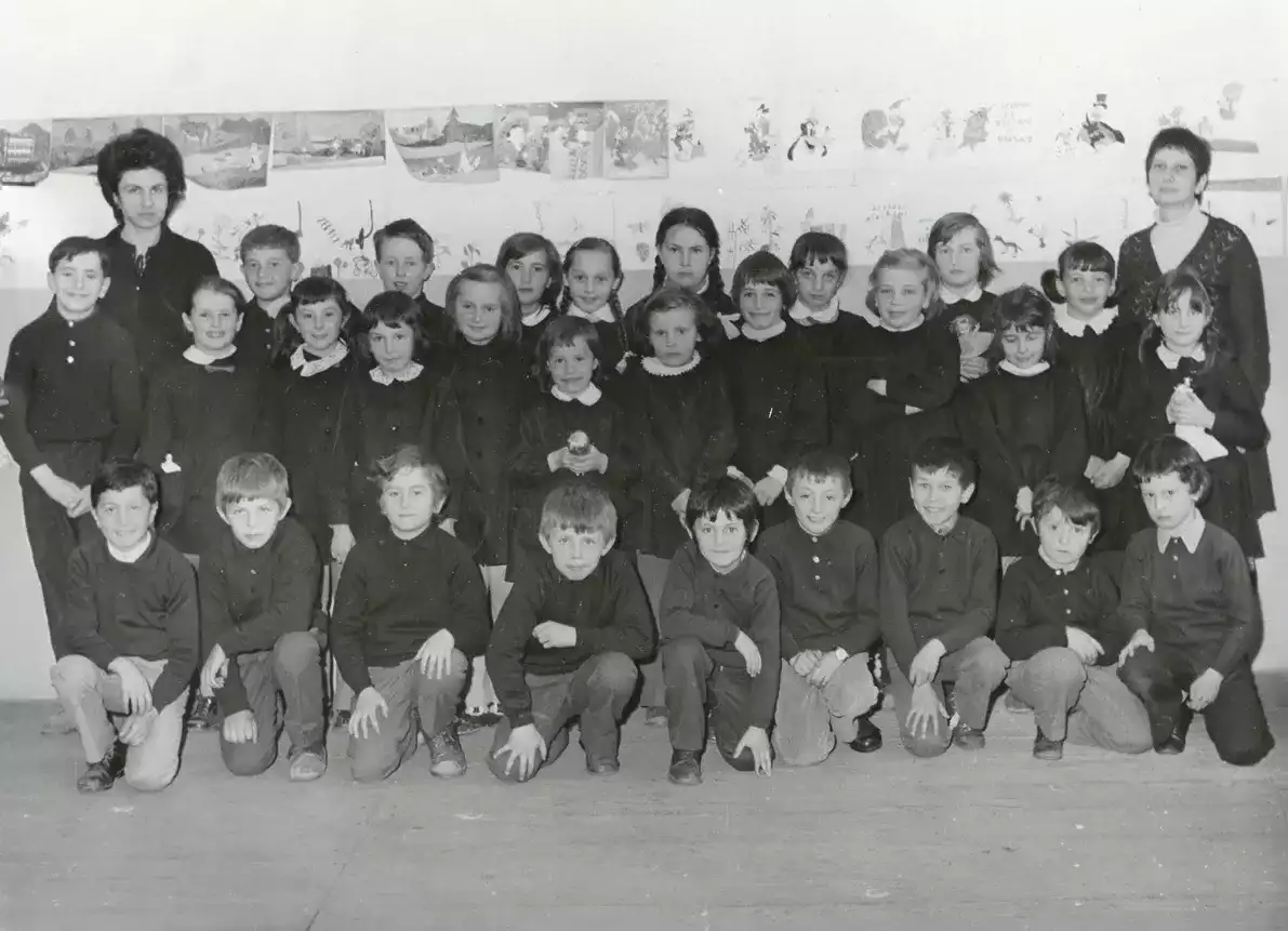 Gli alunni della scuola elementare di San Nicolao con la maestra Conte - Anni '70