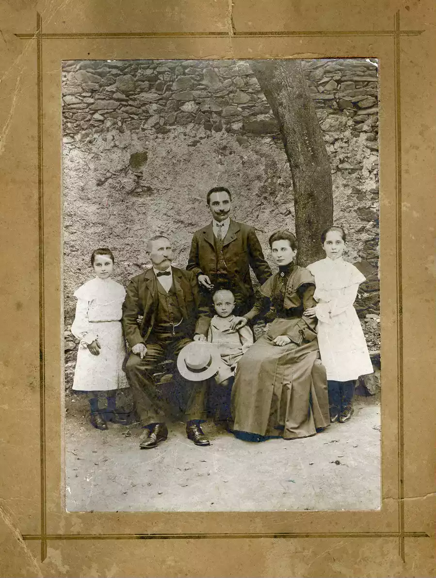 1904 - Seduto Pietro Antonietti (Larè)