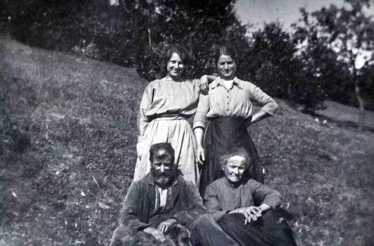 Giuseppe  Barutello e la moglie Margherita con le figlie Maria (a sinistra) e Margherita