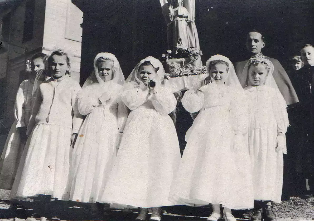 Bambine che portano la statua - Fotografia d'epoca