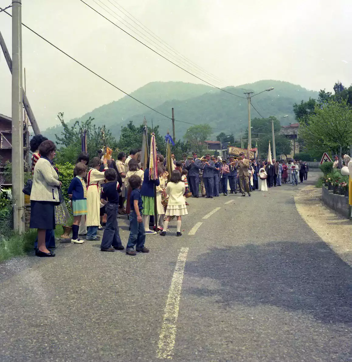In attesa della processione