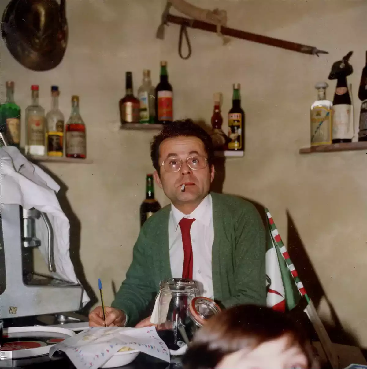 1977 - Nicolino Corziatto nella sede degli Alpini