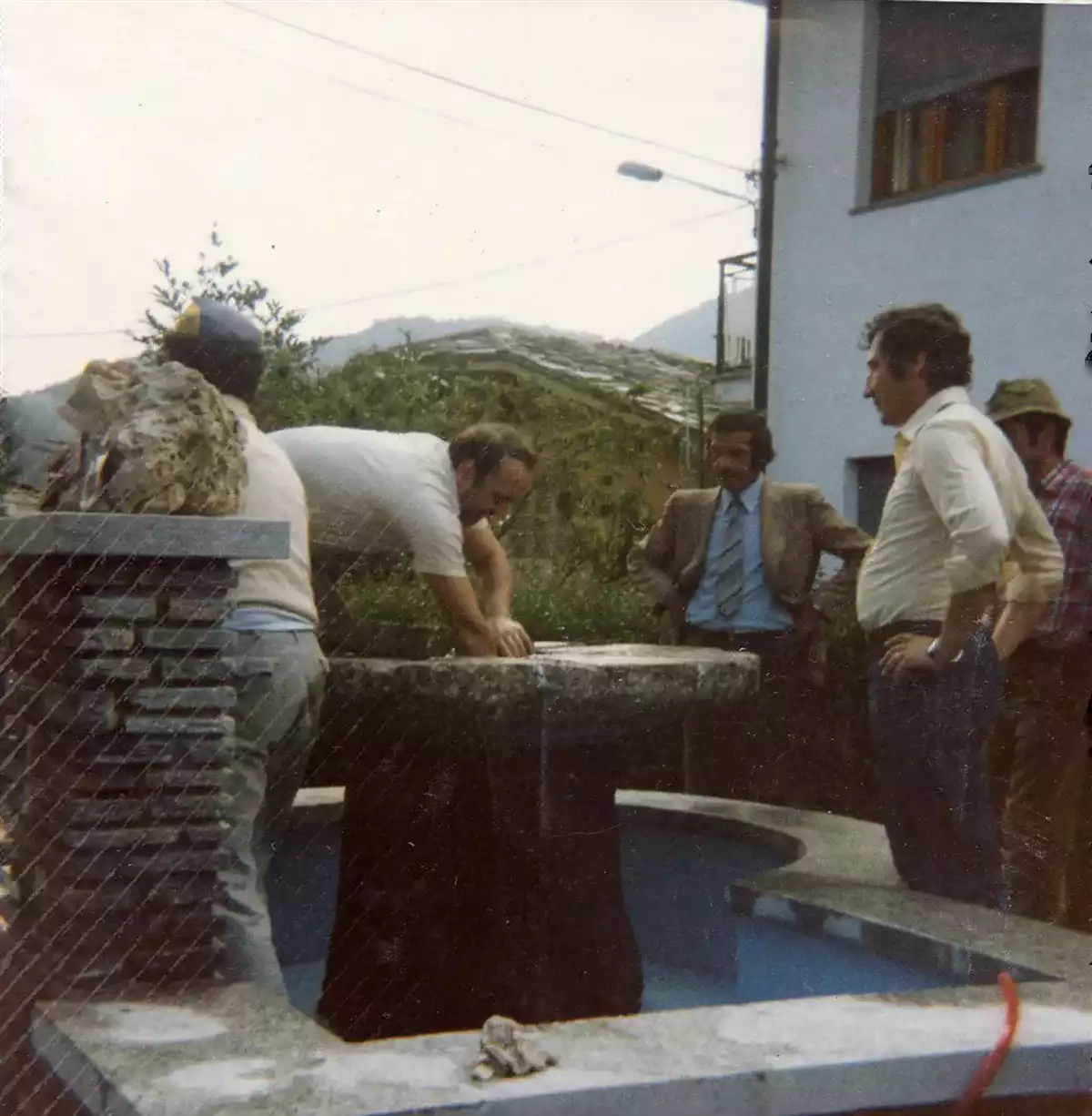 1981 Lavori per la fontana nella Piazzetta del Donatore