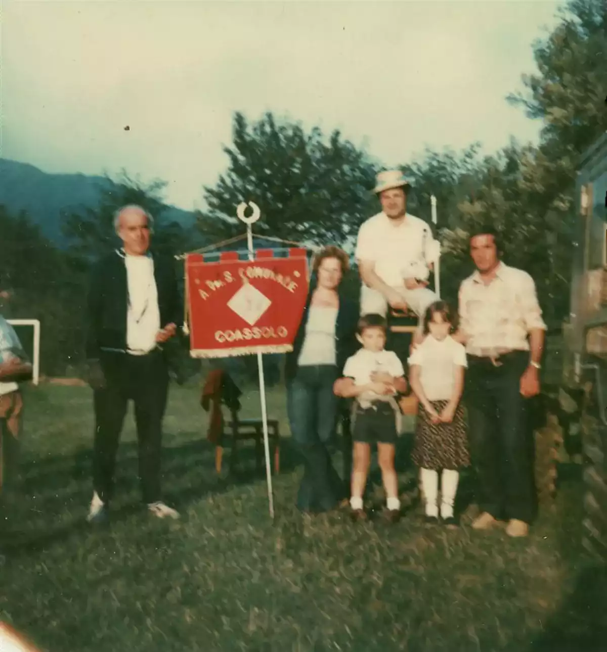 1977 Gruppo con il Labaro